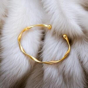 18k Gold tone ✨ gorgeous bracelet​